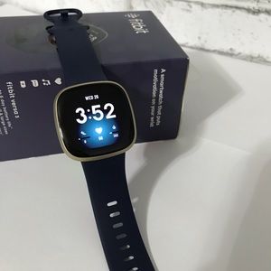 Fitbit Versa 3 Gold - Navy blue band